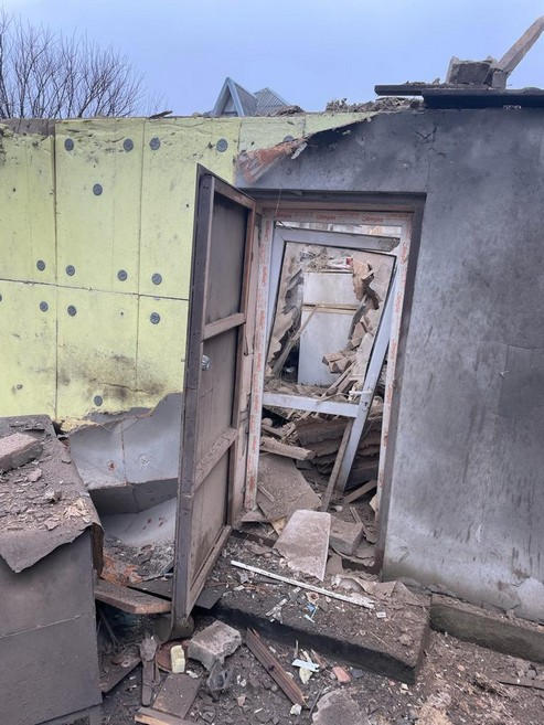 Последствия сегодняшнего обстрела Курахово: повреждены многоэтажки, ранен человек