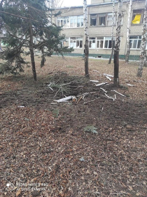 Артилерійські та ракетні обстріли Курахового: постраждали багатоповерхівки, лікарня та автівки