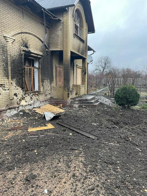 Російські війська обстріляли багатоповерхівки та лікарню у Кураховому: поранено людину