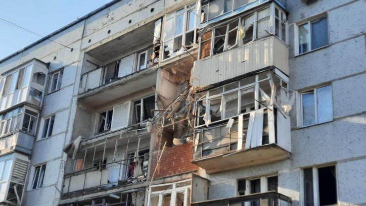 Обстріл Курахового: постраждав житловий квартал, є загиблий та поранені
