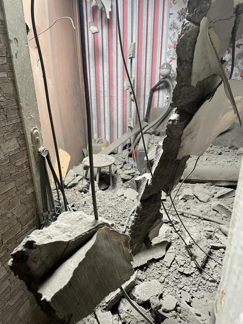 Российские войска обстреляли многоэтажки и больницу в Курахово: ранен человек