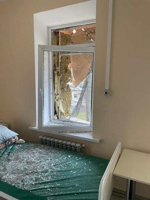 Российские войска обстреляли многоэтажки и больницу в Курахово: ранен человек