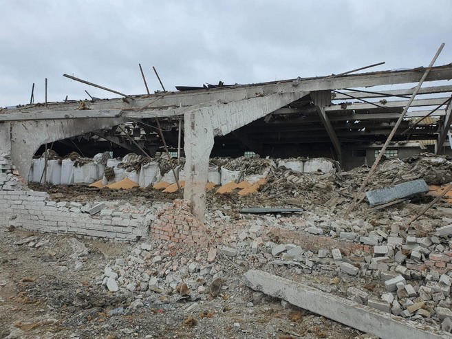 Артиллерийские и ракетные обстрелы Курахово: пострадали многоэтажки, больница и автомобили