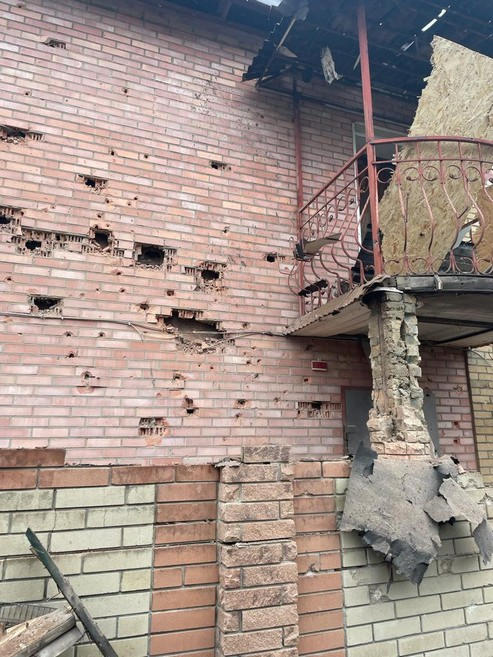 Наслідки сьогоднішнього обстрілу Курахового: пошкоджено багатоповерхівки, поранено людину