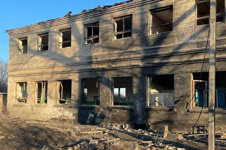 Масовані обстріли Курахівської громади: 3 поранених, пошкоджено школу, магазин, адмінбудівлю та будинки