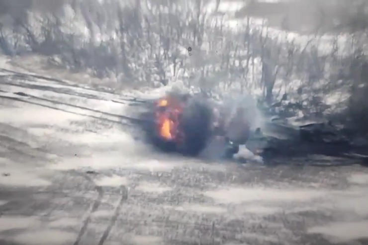 Вугледарський напрямок: палаючий російський військовий біжить, а позаду нього вибухає ворожий танк