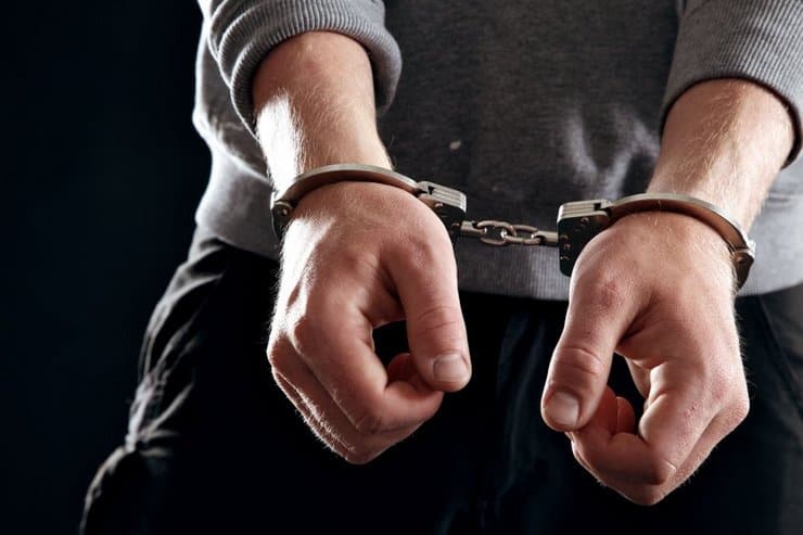 Кураховские полицейские задержали мужчину, который во время военного положения грабил и выманивал деньги у граждан