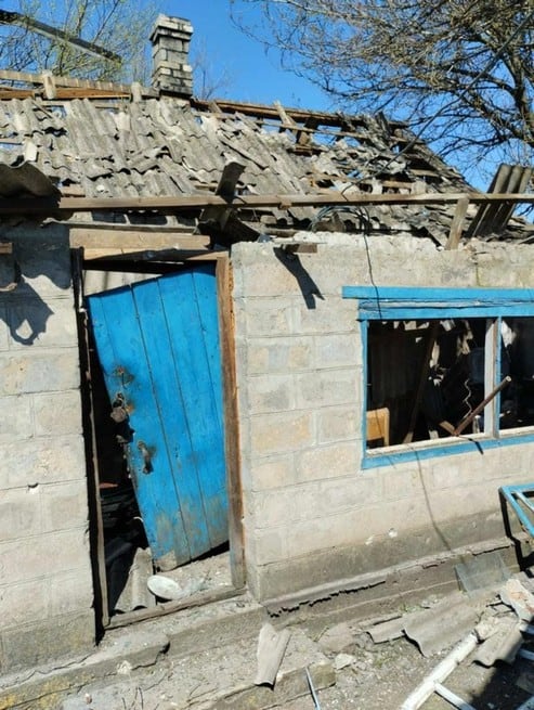 Російські війська обстріляли Курахівську громаду “Ураганами”: поранено жінку, багато руйнувань