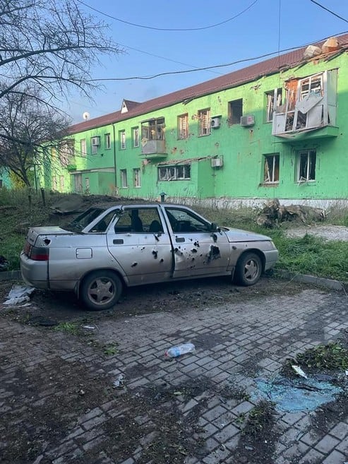 Россияне устроили ад в Курахово: горящий автомобиль, разбитые многоэтажки и рынок
