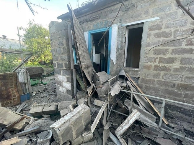 Наслідки нічного обстрілу Курахового: загинула жінка, зруйновано будинок