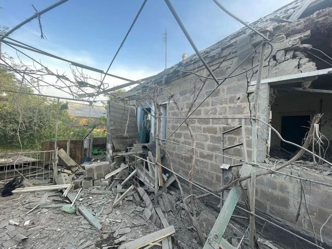 Наслідки нічного обстрілу Курахового: загинула жінка, зруйновано будинок