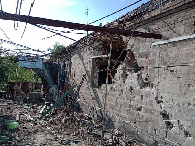 Курахівську громаду обстріляли з “Ураганів”, “Градів” та ствольної артилерії: пошкоджено 21 будинок