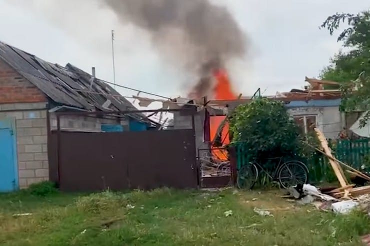 Село у Великоновосілківській громаді накрили з артилерії: палаючий будинок, загиблий чоловік та тяжкопоранена жінка