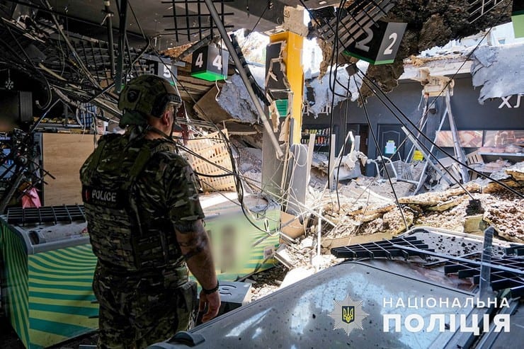 Відео зі зруйнованого внаслідок обстрілу супермаркету у Кураховому: як рятували постраждалих людей