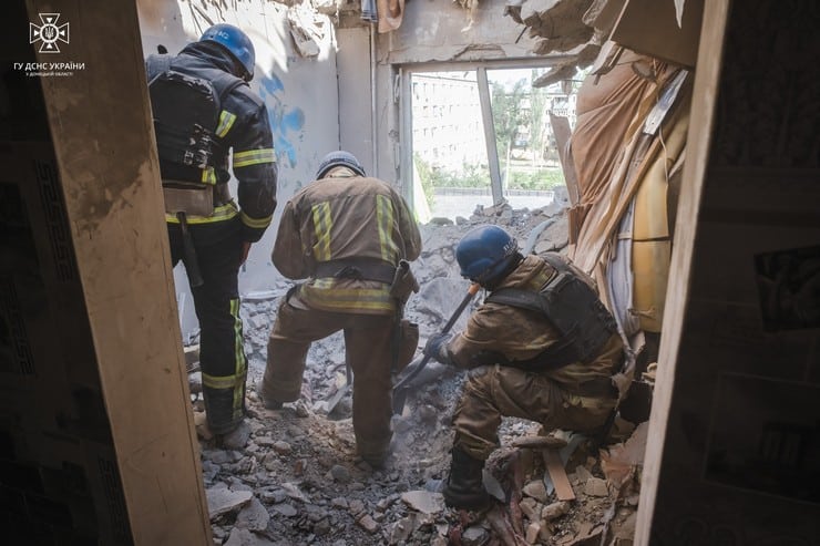 Що “прилетіло” у багатоповерхівку у Кураховому: на місці ракетного удару  завершено аварійно-рятувальні роботи