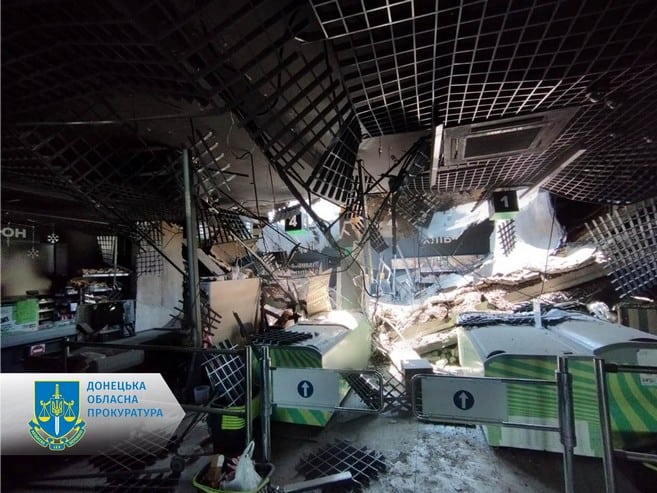 Обстріляно Курахове: пряме влучання у супермаркет, палаючі автівки та 4 поранених