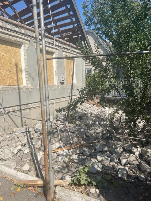 Наслідки 11 обстрілів Курахового: постраждали будинки, автомобілі та дитячий садочок
