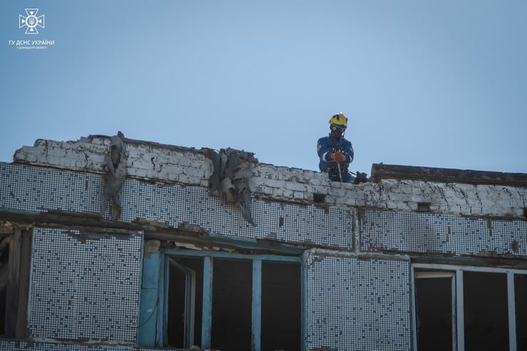 Що “прилетіло” у багатоповерхівку у Кураховому: на місці ракетного удару  завершено аварійно-рятувальні роботи