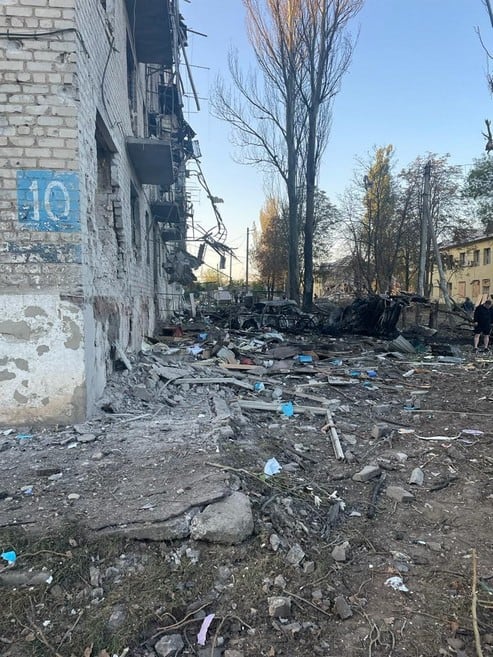 Росіяни влаштували вогняне пекло у Кураховому: поранено 16 людей,  пошкоджено 20 багатоповерхівок, згоріли автівки