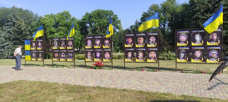 В Курахово появилась Аллея Памяти Героев, которые погибли защищая Украину