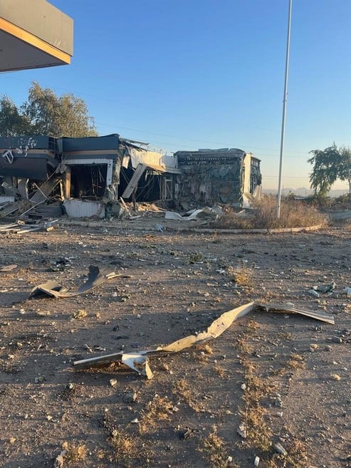 По Курахово нанесен авиаудар управляемой бомбой и массированный удар из артиллерии: разрушено АЗС