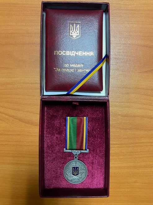 Глава Кураховской громады Роман Падун получил медаль от Президента Украины Владимира Зеленского
