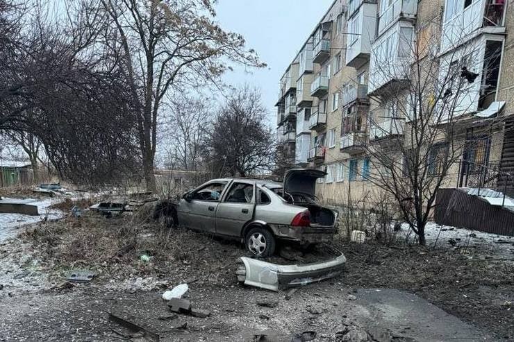 Центр міста Курахове зазнав обстрілів: пошкоджено 4 багатоповерхівки та автівки