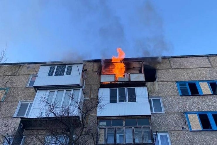Обстріл Курахового: прямі влучання в 2 п’ятиповерхівки, квартира вигоріла вщент, пошкоджено лікарню