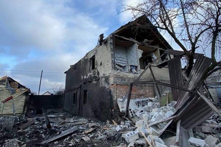 Безжальні обстріли Курахівської громади: багато руйнувань, поранено 2 людини