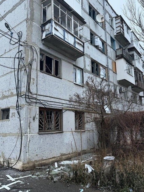 Центр міста Курахове зазнав обстрілів: пошкоджено 4 багатоповерхівки та автівки