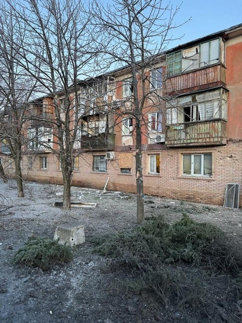 Нічні “прильоти” у Курахове: горіла квартира, пошкоджено 3 багатоповерхівки та багато торгівельних павільйонів