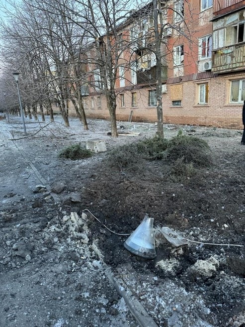 Нічні “прильоти” у Курахове: горіла квартира, пошкоджено 3 багатоповерхівки та багато торгівельних павільйонів