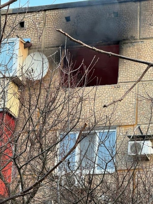 Обстріл Курахового: прямі влучання в 2 п’ятиповерхівки, квартира вигоріла вщент, пошкоджено лікарню