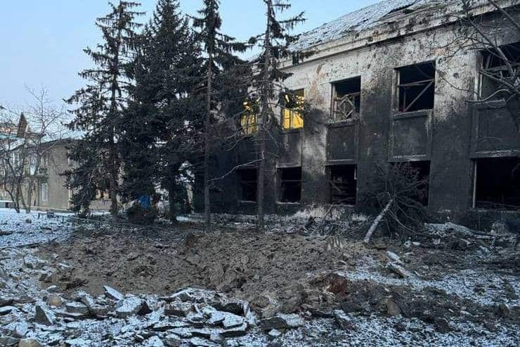 По центру міста Курахове вдарили 3 ракетами: пошкоджено 10 багатоповерхівок та ліцей