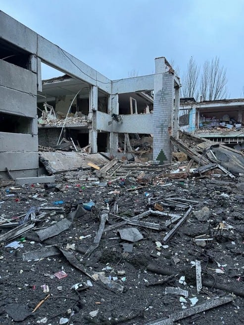 Шокуючі наслідки обстрілу Курахового 7 ракетами С-300: пошкоджено дитячий садок, школу, кафе та багатоповерхівки