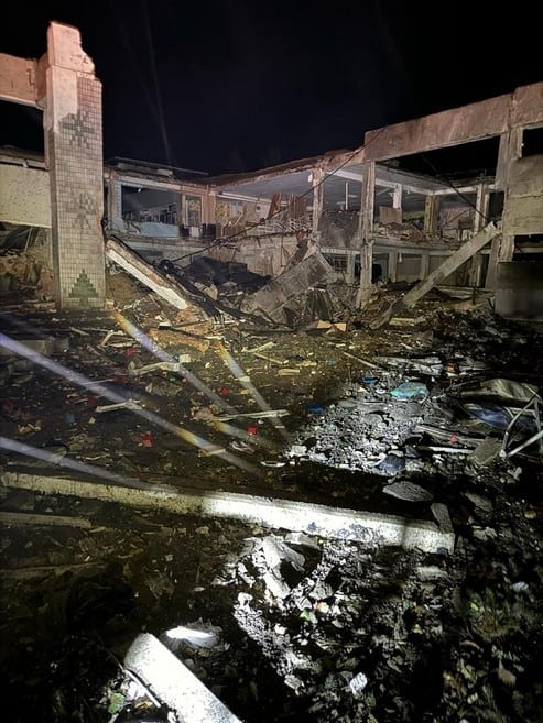 Шокуючі наслідки обстрілу Курахового 7 ракетами С-300: пошкоджено дитячий садок, школу, кафе та багатоповерхівки