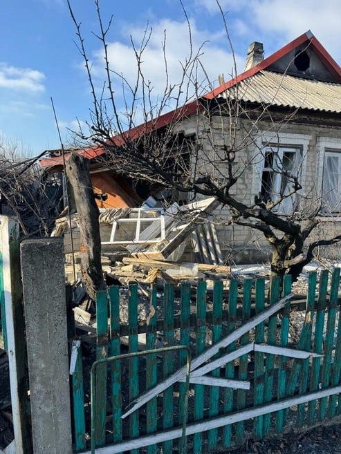 Масований обстріл Курахівки: загинула 1 людина, пошкоджено 21 будинок, підприємство, електромережі