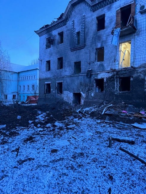 По центру міста Курахове вдарили 3 ракетами: пошкоджено 10 багатоповерхівок та ліцей