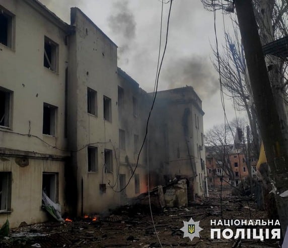 Внаслідок обстрілу центра Курахового поранено 1 людину, пошкоджено 28 багатоповерхівок, готель, спортивний заклад, магазин, автомобіль