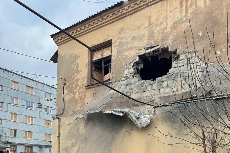 Обстрел Курахово: прямое попадание в многоэтажку, повреждены частные дома
