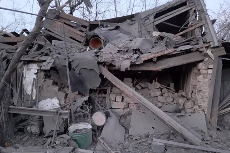 Наслідки обстрілів Курахового та Курахівки: поранено 2 людей, пошкоджено 17 будинків