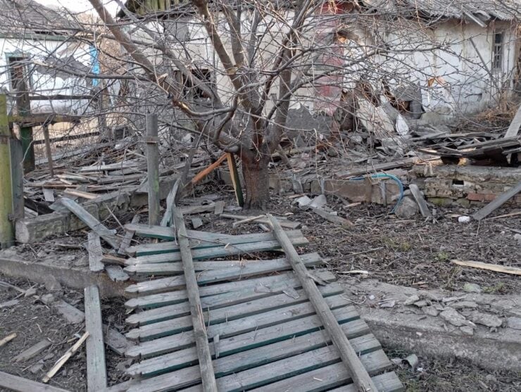 Наслідки обстрілів Курахового та Курахівки: поранено 2 людей, пошкоджено 17 будинків