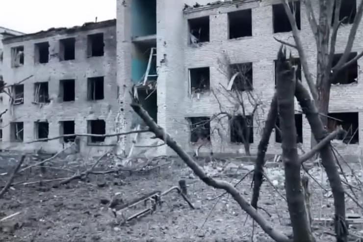 На Великую Новоселку сбросили 500-килограммовую авиабомбу: видео разрушений