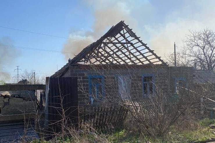 Авиаудар и массированный артобстрел Кураховской громады: есть прямое попадание в дом и разрушения