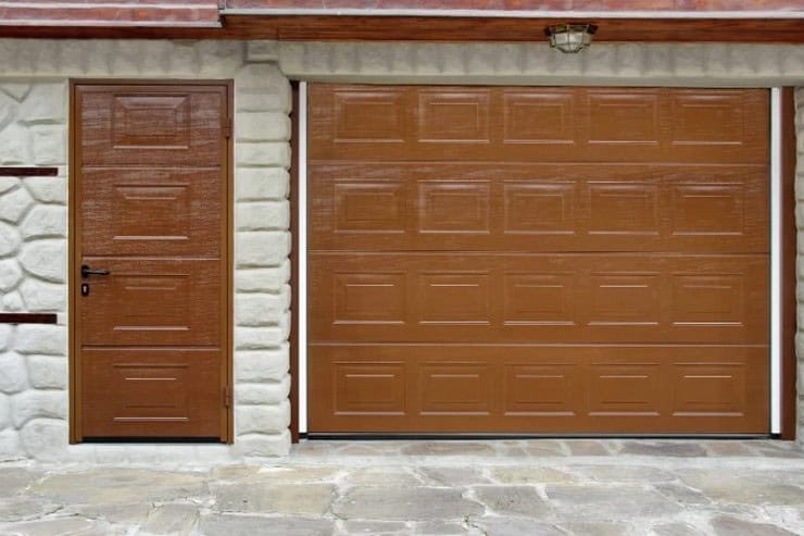 Влияние цвета гаражных секционных ворот на общий вид вашего дома
