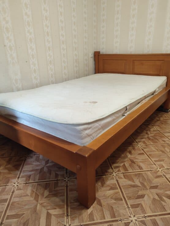 Продам двухспальную кровать с матрасом