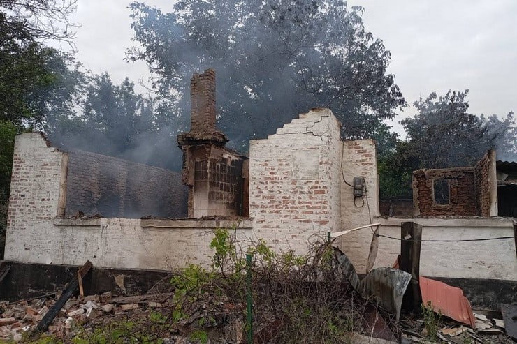 Ворог обстріляв Курахове та Курахівку: є прямі влучання, 5 будинків згоріли вщент