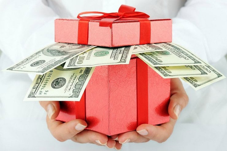 Экономика дарения: как подарки влияют на валютный рынок Украины