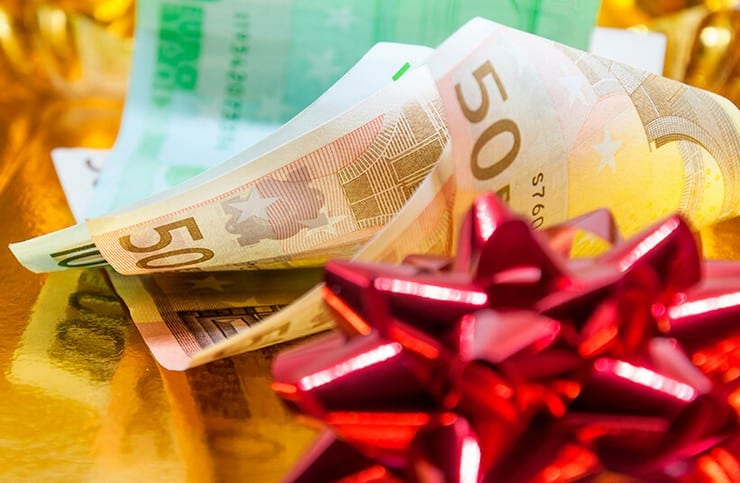 Экономика дарения: как подарки влияют на валютный рынок Украины