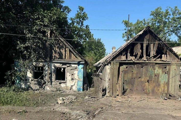 Обстріли Курахівської громади: 1 людина загинула і 1 поранена, пошкоджено будинки